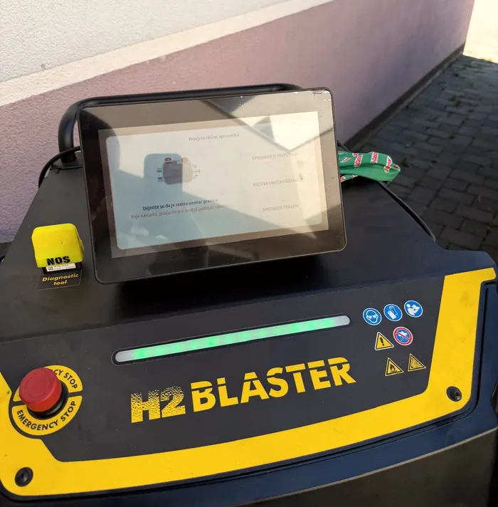 Zaslon uređaja H2 Blaster s uputom na hrvatskom: provjera razine spremnika